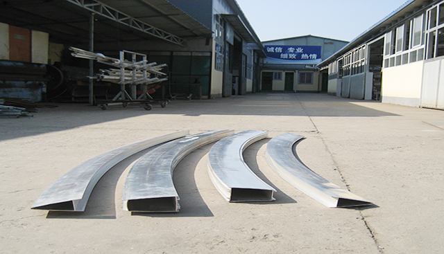 哈尔滨合信拉弯厂分享影响工业铝型材承重因素你知道吗？